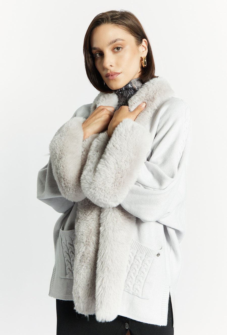 Sweter z nieodpinanym futerkiem