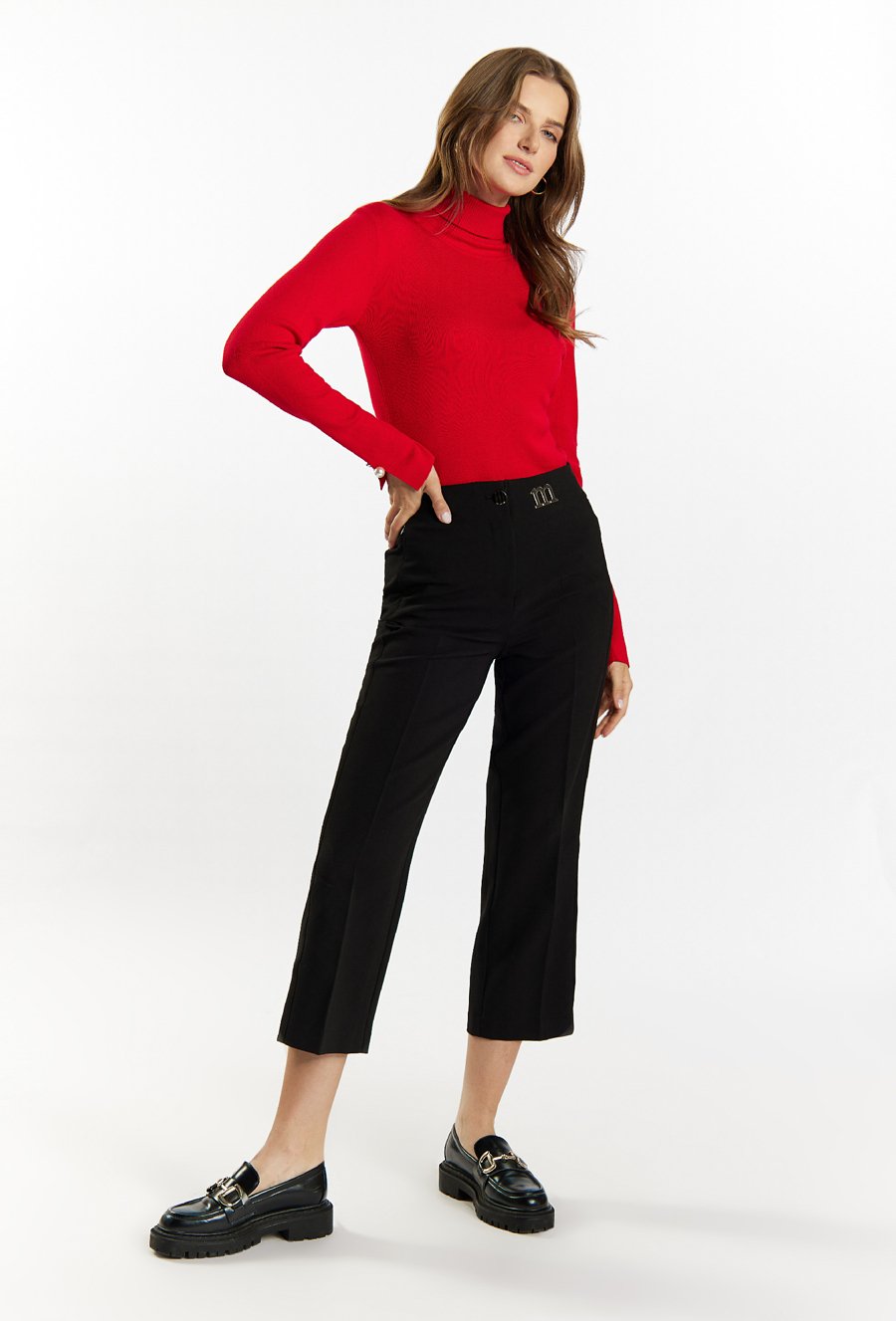 Sweter damski z biżuteryjną aplikacją