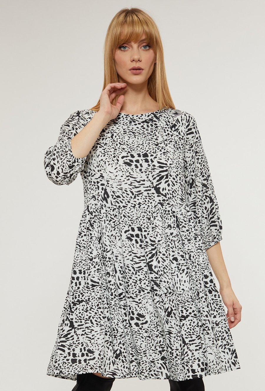 Kr&oacute;tka sukienka o luźnym kroju