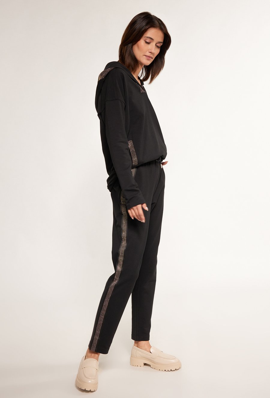 Dresowe spodnie damskie z dżetową aplikacją